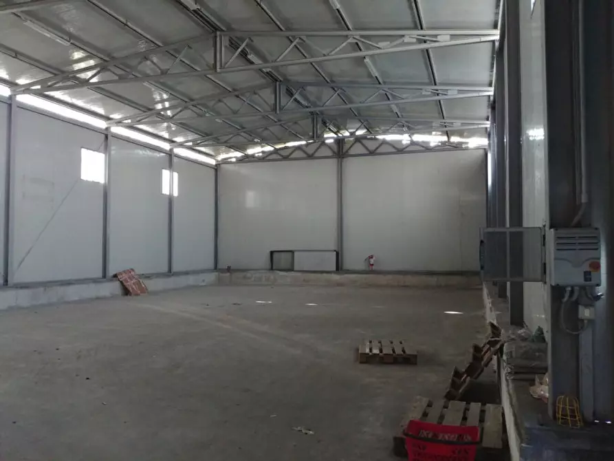 Immagine 4 di Laboratorio in vendita  in VIA PER VIMERCATE a Usmate Velate