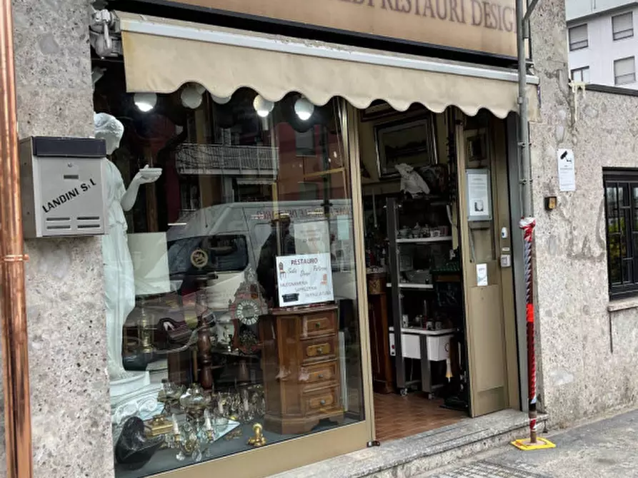 Immagine 1 di Negozio in vendita  in Via Lomellina a Buccinasco