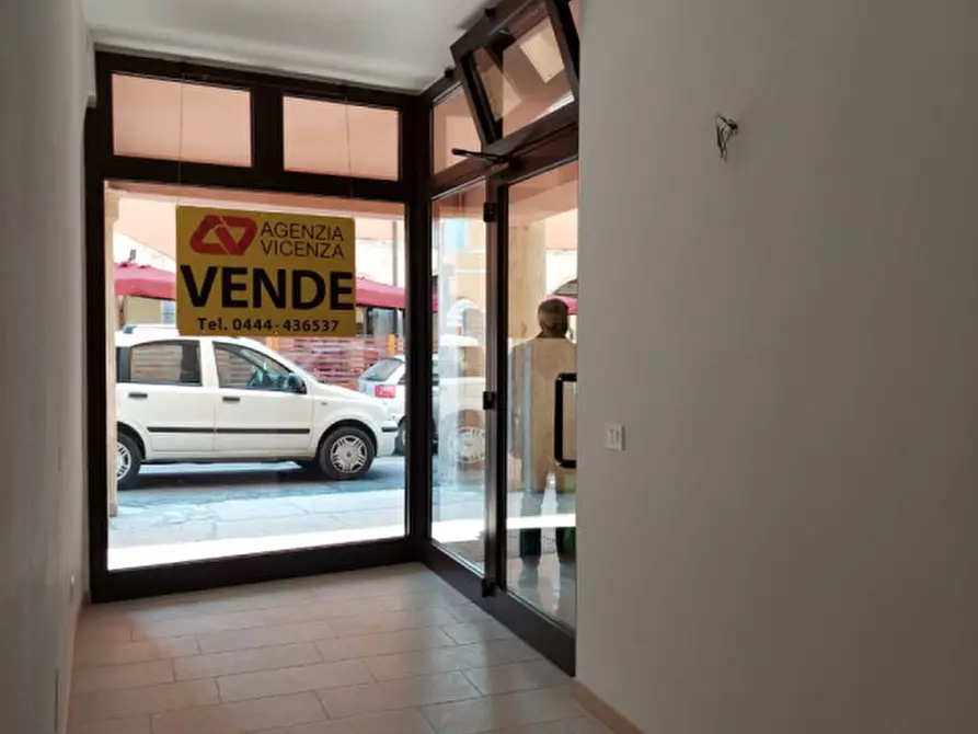 Immagine 8 di Negozio in affitto  in Via Ognibene a Lonigo