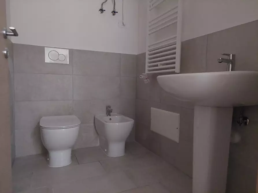 Immagine 16 di Negozio in affitto  in Via Ognibene a Lonigo