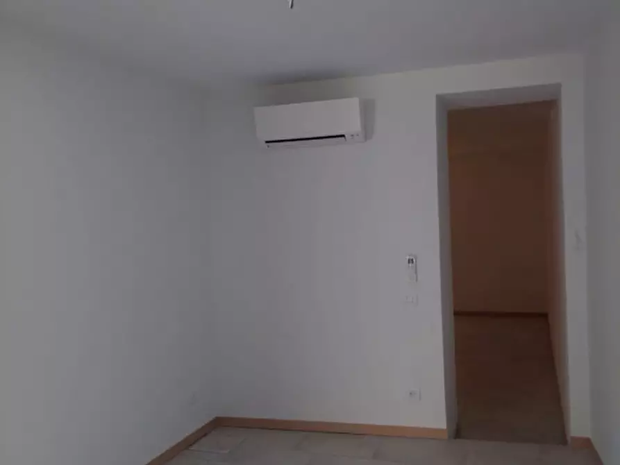 Immagine 22 di Negozio in affitto  in Via Ognibene a Lonigo