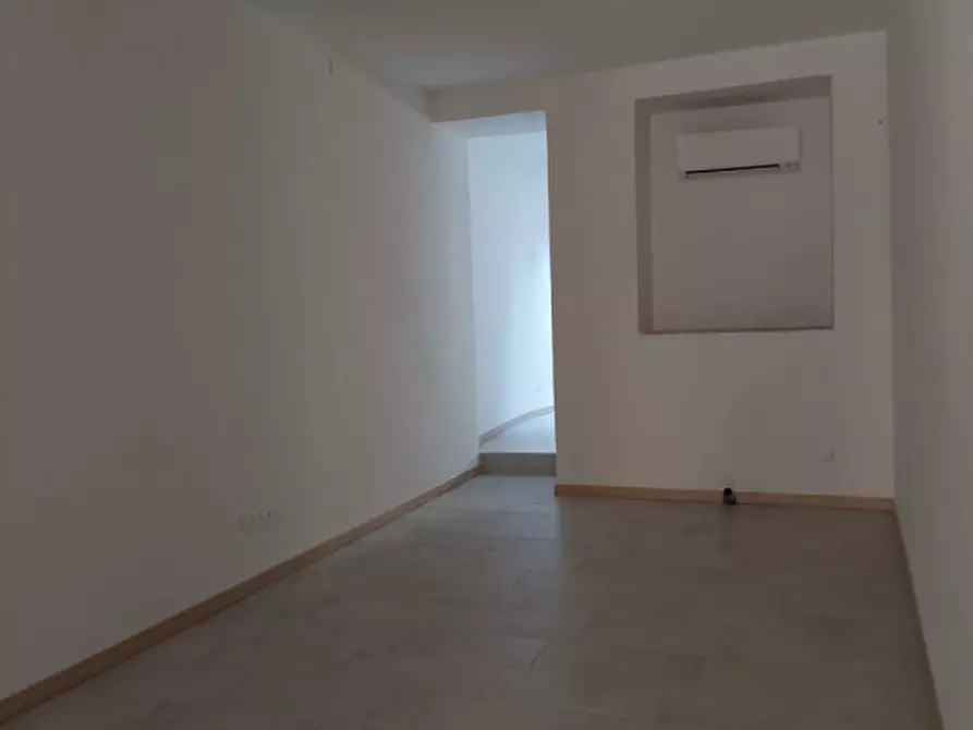 Immagine 23 di Negozio in affitto  in Via Ognibene a Lonigo