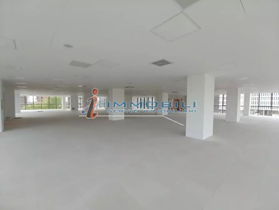 Immagine 11 di Ufficio in affitto  in VIA KULISCIOFF ANNA a Milano