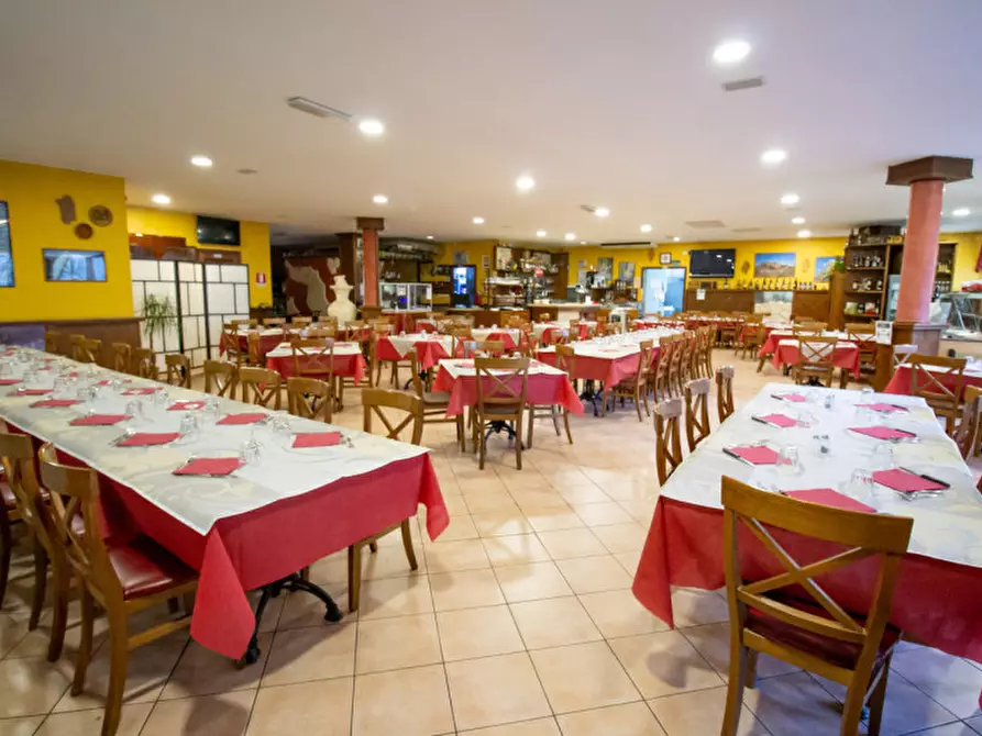 Immagine 2 di Attività commerciale in vendita  in Piazza Derna, 238/C a Torino