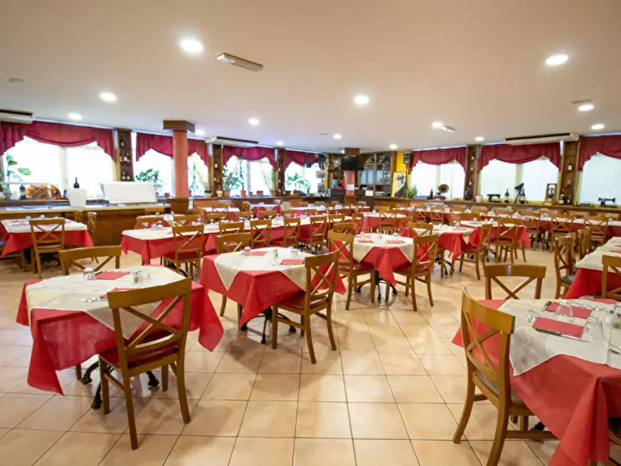 Immagine 4 di Attività commerciale in vendita  in Piazza Derna, 238/C a Torino