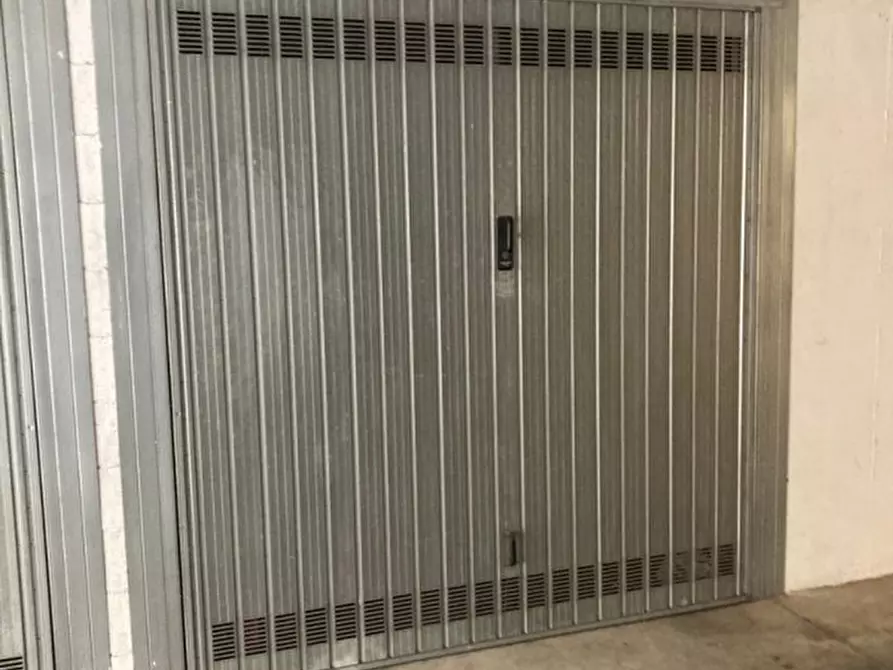 Immagine 2 di Garage in vendita  in VIA VILLA DEMIDOFF a Firenze