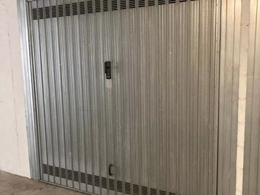 Immagine 6 di Garage in vendita  in VIA VILLA DEMIDOFF a Firenze