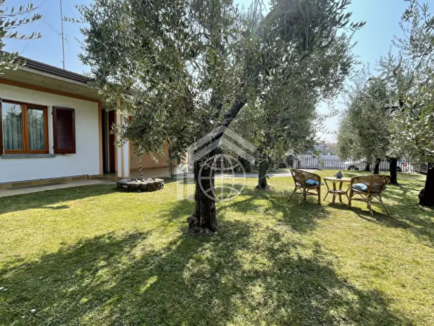 Immagine 1 di Casa bifamiliare in affitto  in Via Giuseppe Verdi a Puegnago Sul Garda