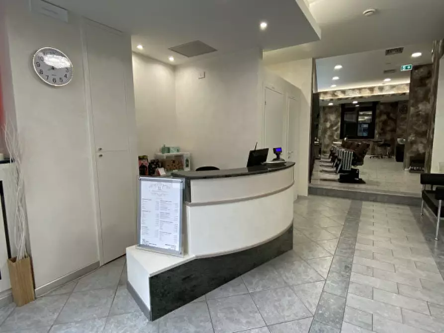 Immagine 5 di Negozio in vendita  in via degli scrovegni a Padova