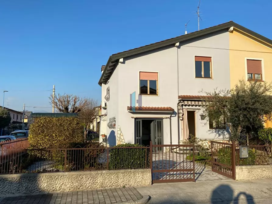 Immagine 1 di Villa in vendita  a Brescia