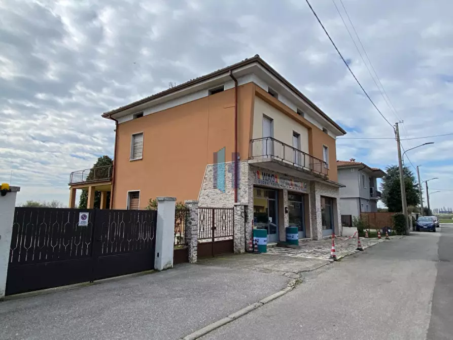 Immagine 1 di Villa in vendita  in Via Della Seta 22 a Brescia