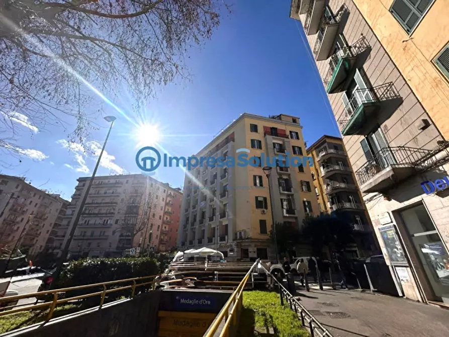 Immagine 2 di Attività commerciale in vendita  in Piazza Medaglie D'oro a Napoli