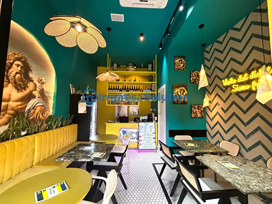 Immagine 8 di Attività commerciale in vendita  in Piazza Medaglie D'oro a Napoli