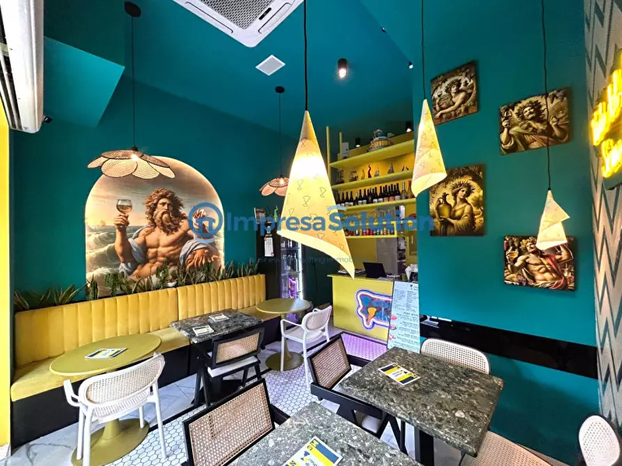 Immagine 10 di Attività commerciale in vendita  in Piazza Medaglie D'oro a Napoli