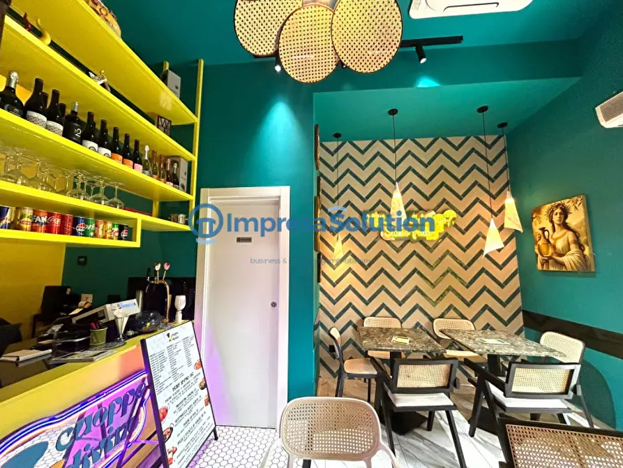 Immagine 11 di Attività commerciale in vendita  in Piazza Medaglie D'oro a Napoli