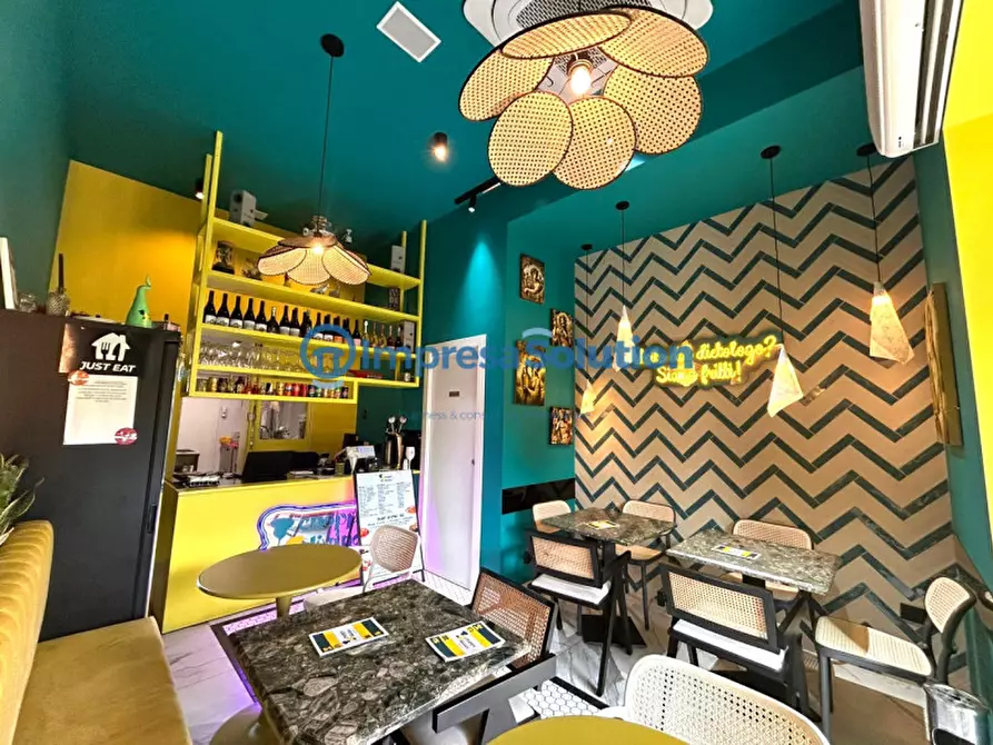 Immagine 12 di Attività commerciale in vendita  in Piazza Medaglie D'oro a Napoli