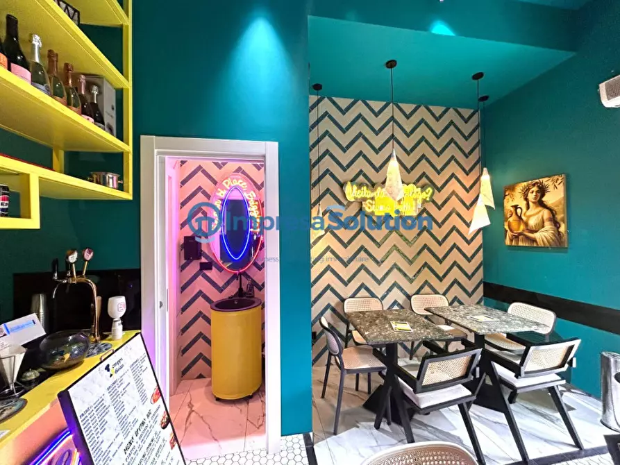 Immagine 13 di Attività commerciale in vendita  in Piazza Medaglie D'oro a Napoli