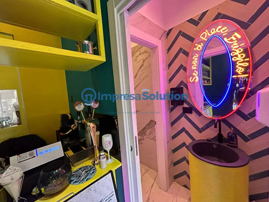 Immagine 14 di Attività commerciale in vendita  in Piazza Medaglie D'oro a Napoli