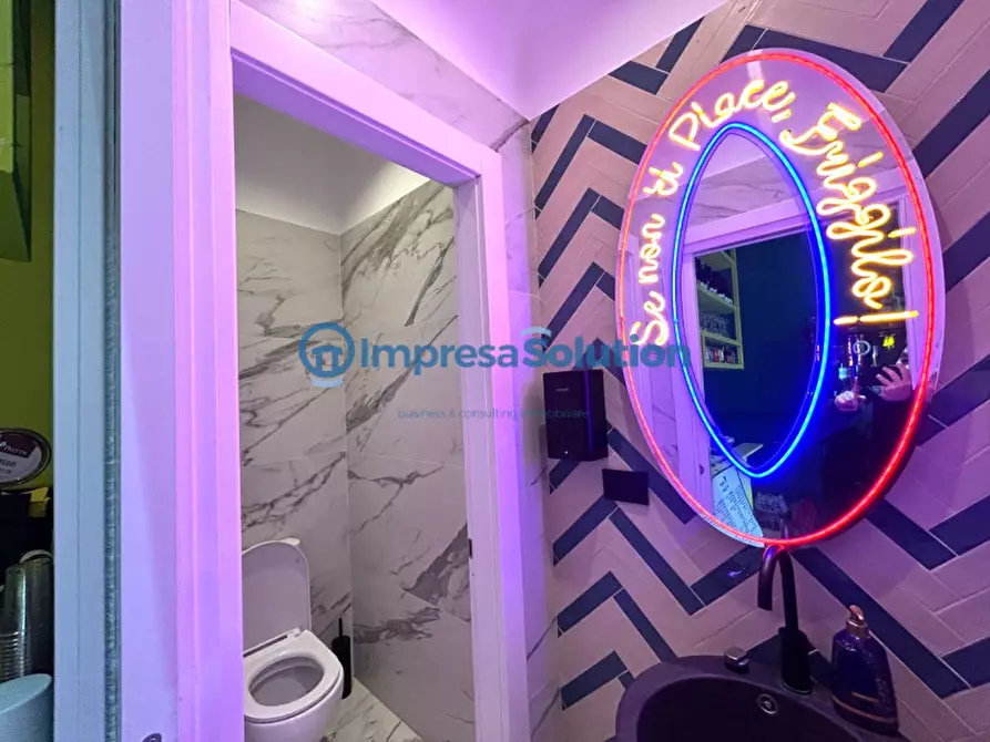 Immagine 15 di Attività commerciale in vendita  in Piazza Medaglie D'oro a Napoli