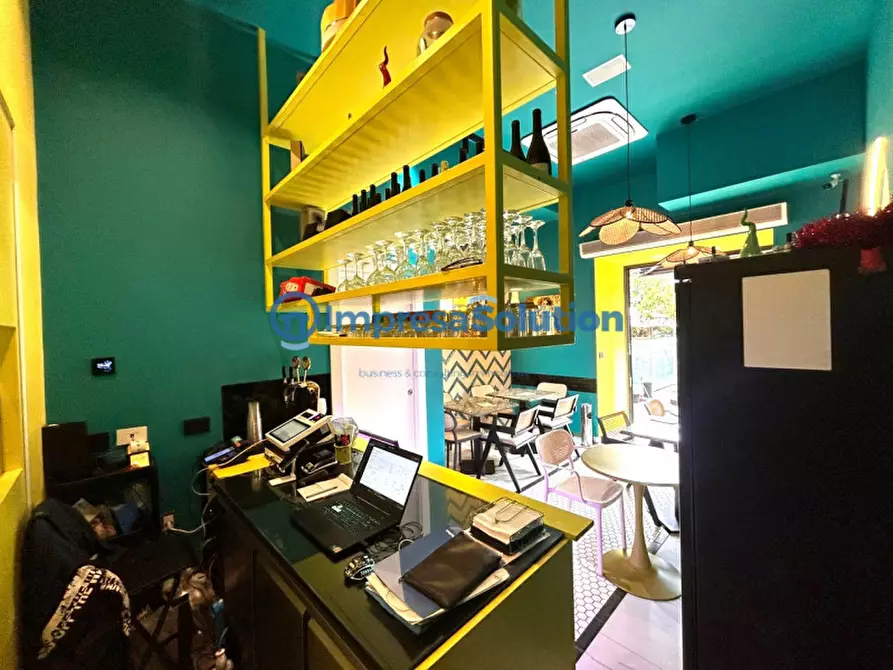 Immagine 16 di Attività commerciale in vendita  in Piazza Medaglie D'oro a Napoli