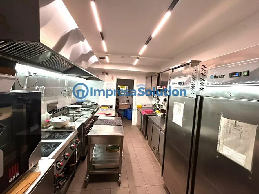 Immagine 18 di Attività commerciale in vendita  in Piazza Medaglie D'oro a Napoli