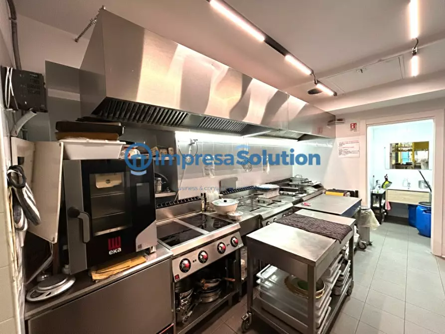 Immagine 19 di Attività commerciale in vendita  in Piazza Medaglie D'oro a Napoli