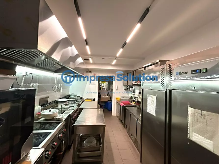 Immagine 20 di Attività commerciale in vendita  in Piazza Medaglie D'oro a Napoli