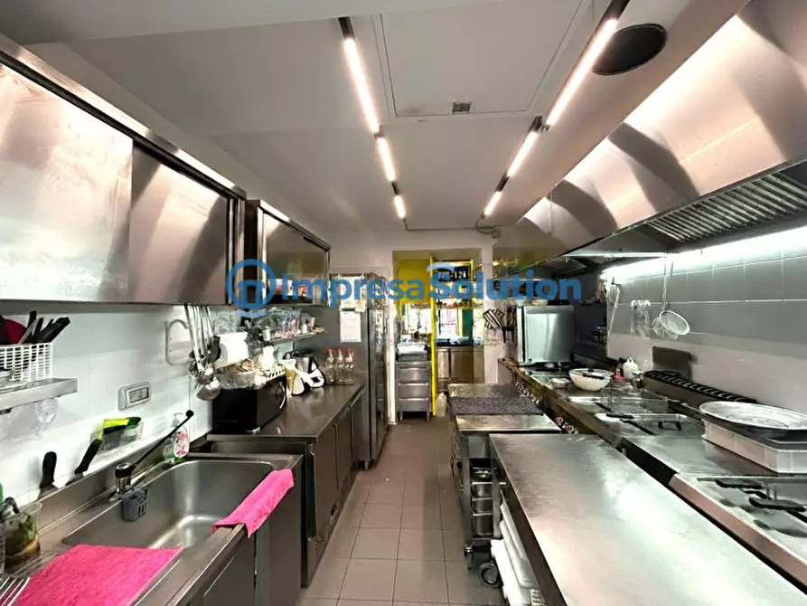 Immagine 21 di Attività commerciale in vendita  in Piazza Medaglie D'oro a Napoli