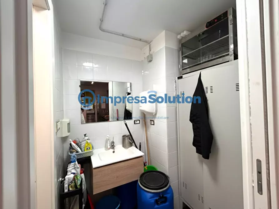 Immagine 22 di Attività commerciale in vendita  in Piazza Medaglie D'oro a Napoli