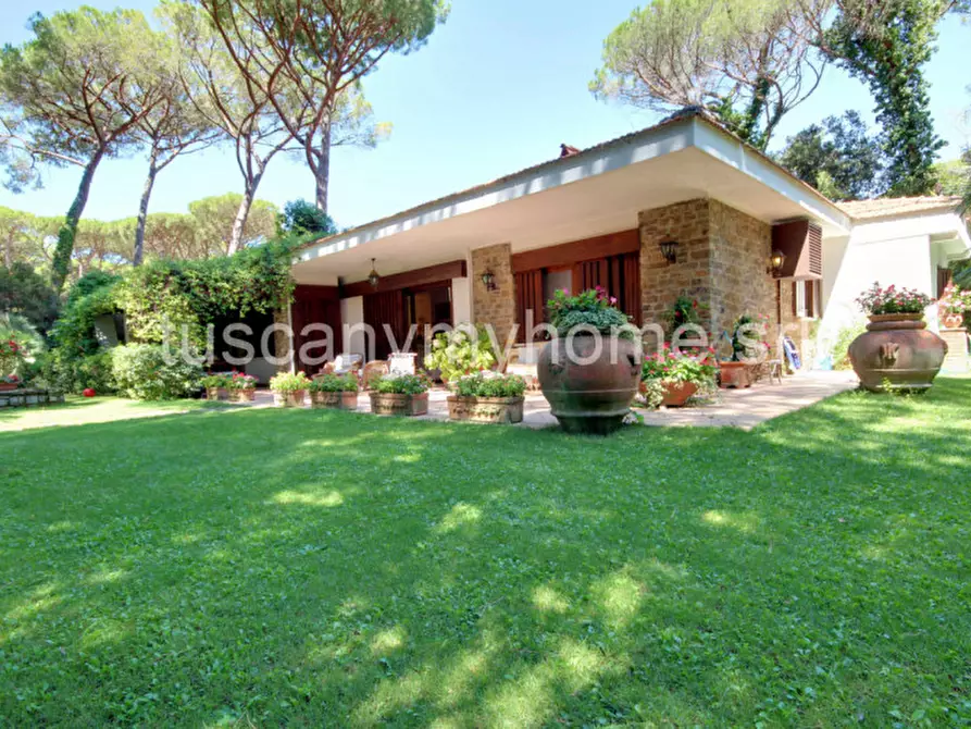 Immagine 1 di Villa in vendita  in Pineta di Roccamare a Castiglione Della Pescaia