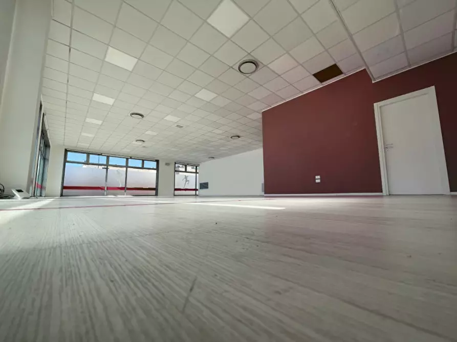 Immagine 2 di Negozio in vendita  in via brescia a Torri Di Quartesolo