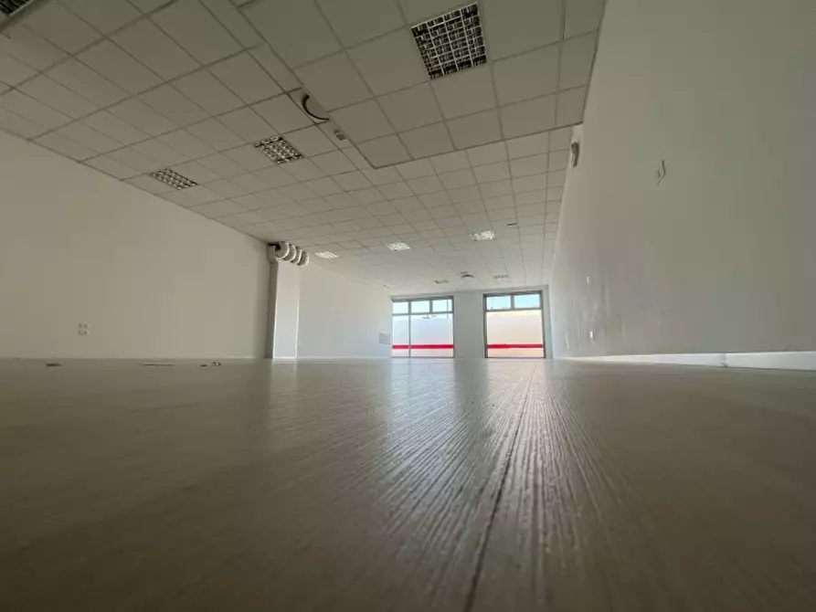 Immagine 3 di Negozio in vendita  in via brescia a Torri Di Quartesolo