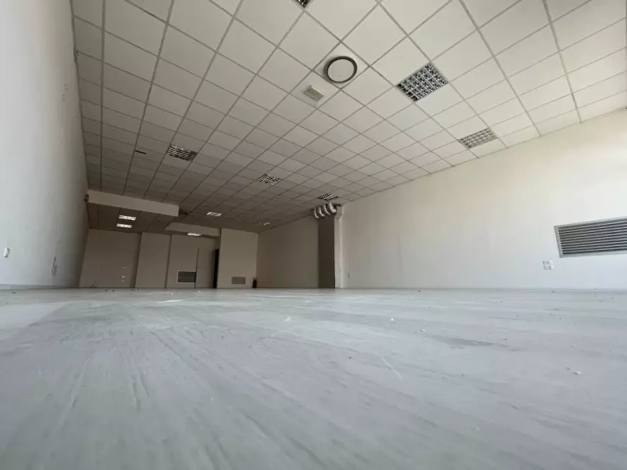 Immagine 4 di Negozio in vendita  in via brescia a Torri Di Quartesolo