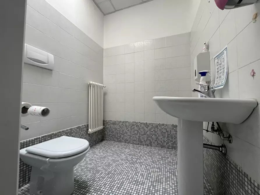 Immagine 6 di Negozio in vendita  in via brescia a Torri Di Quartesolo