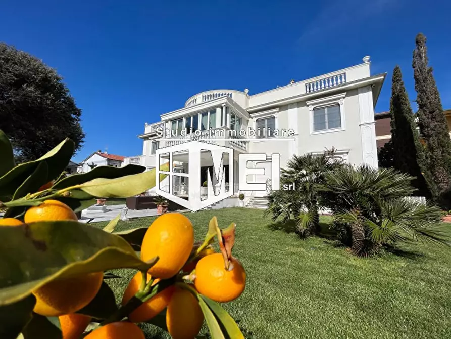 Immagine 1 di Villa in affitto  in Viale di Antignano a Livorno