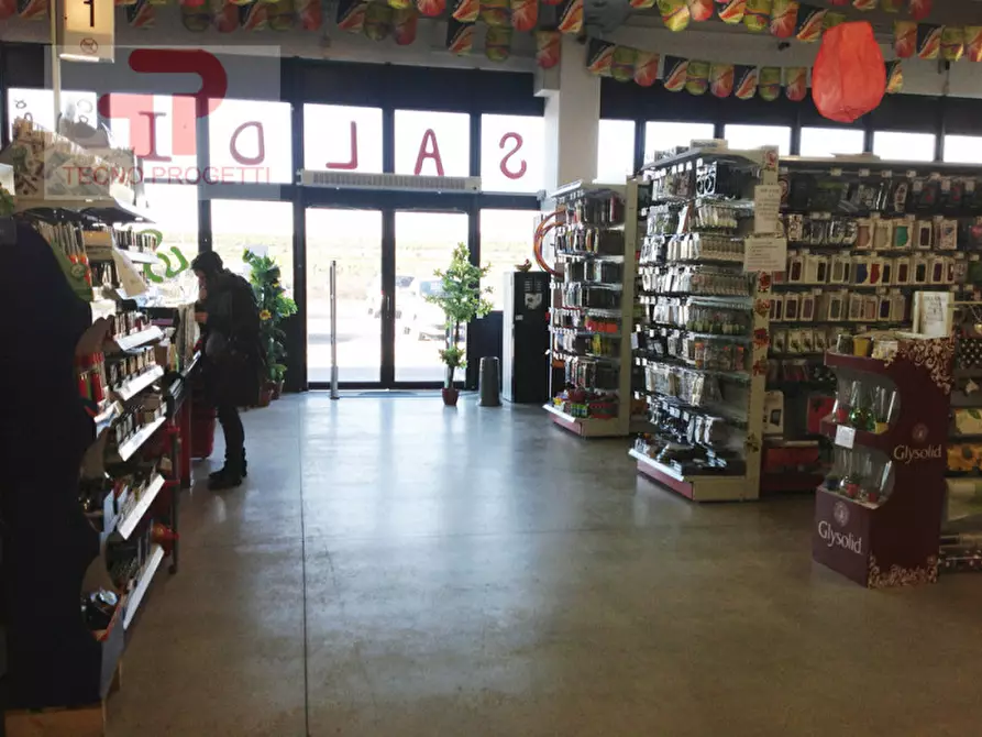 Immagine 6 di Negozio in vendita  in Fronte s.s. Adriatica a Due Carrare