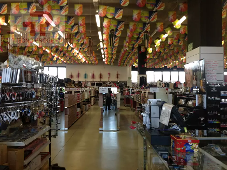 Immagine 7 di Negozio in vendita  in Fronte s.s. Adriatica a Due Carrare