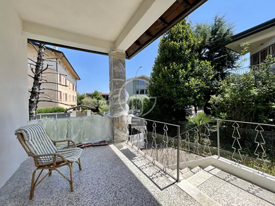 Immagine 1 di Villa in vendita  in Viale Dante Alighieri a Desenzano Del Garda