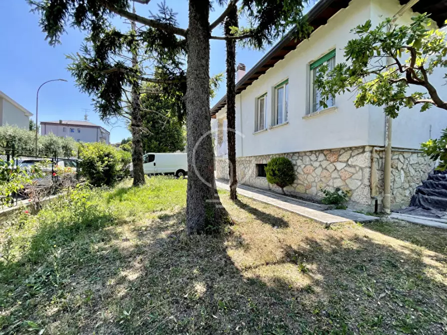 Immagine 2 di Villa in vendita  in Viale Dante Alighieri a Desenzano Del Garda