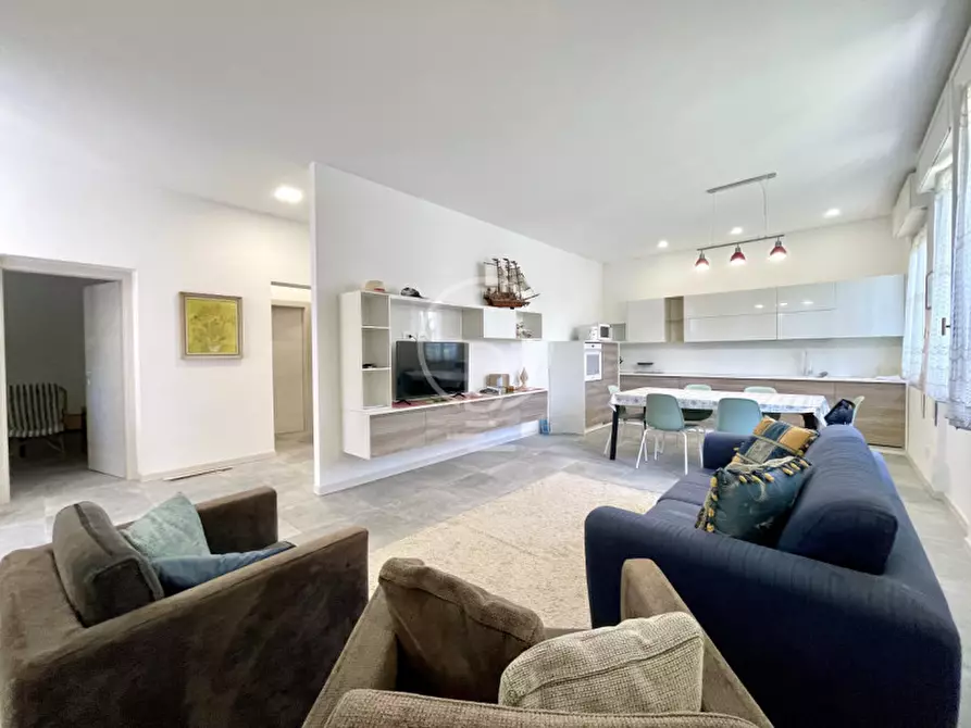 Immagine 5 di Villa in vendita  in Viale Dante Alighieri a Desenzano Del Garda