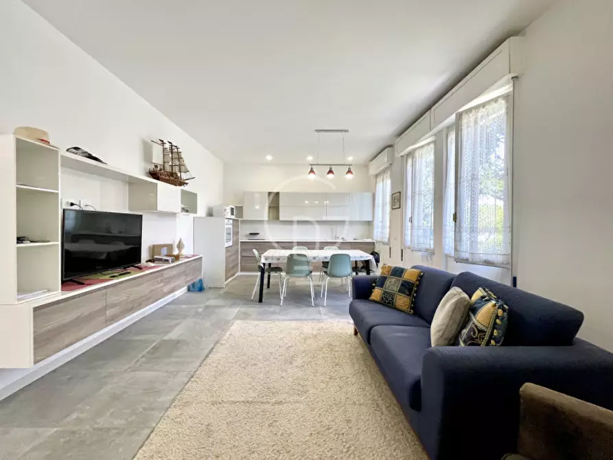 Immagine 7 di Villa in vendita  in Viale Dante Alighieri a Desenzano Del Garda