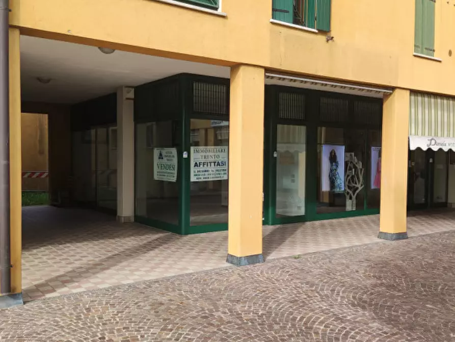 Immagine 2 di Negozio in affitto  in Piazzetta Carlo Cattaneo a Campo San Martino