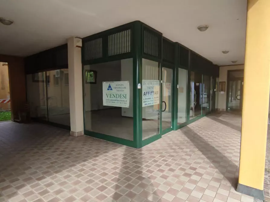 Immagine 3 di Negozio in affitto  in Piazzetta Carlo Cattaneo a Campo San Martino