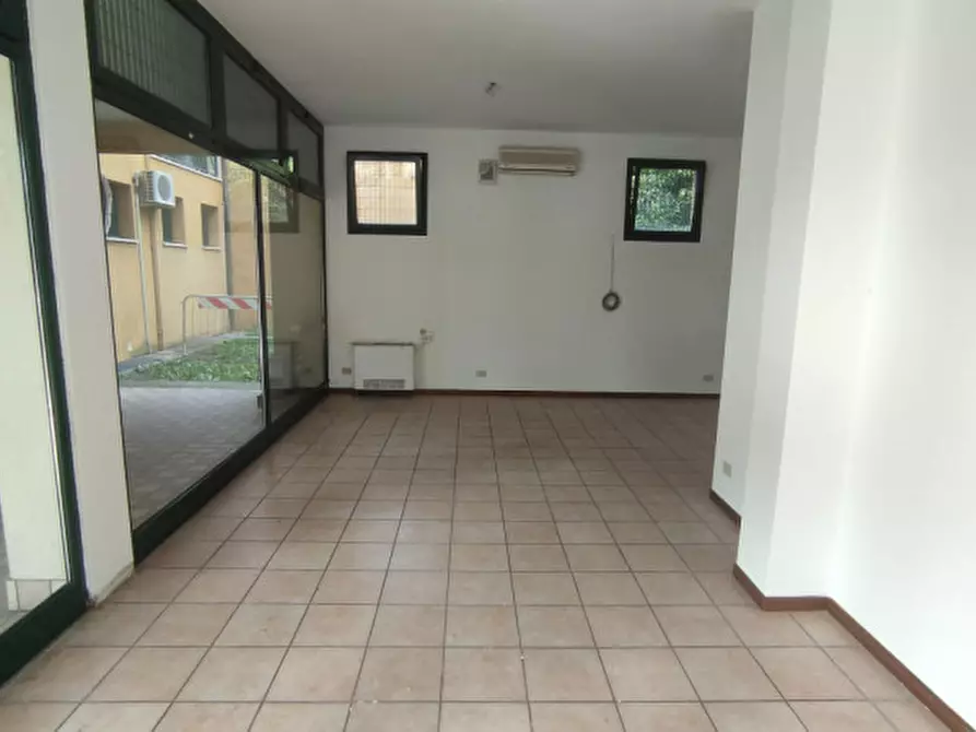 Immagine 4 di Negozio in affitto  in Piazzetta Carlo Cattaneo a Campo San Martino