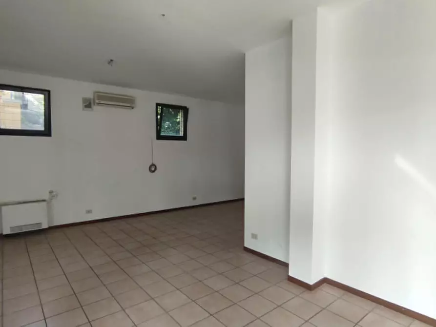 Immagine 5 di Negozio in affitto  in Piazzetta Carlo Cattaneo a Campo San Martino