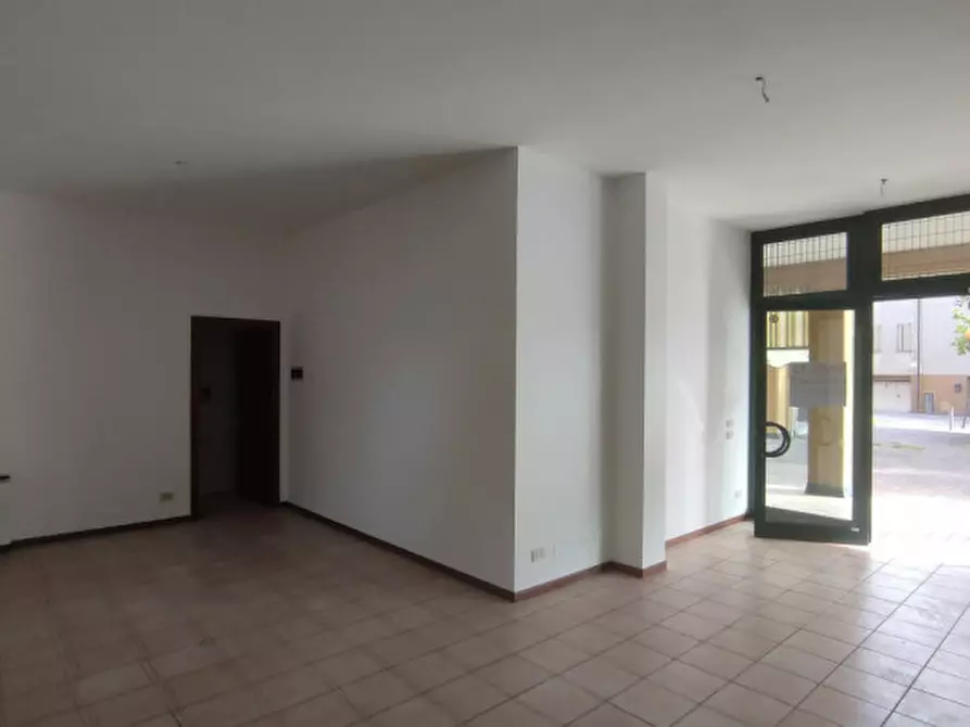 Immagine 7 di Negozio in affitto  in Piazzetta Carlo Cattaneo a Campo San Martino