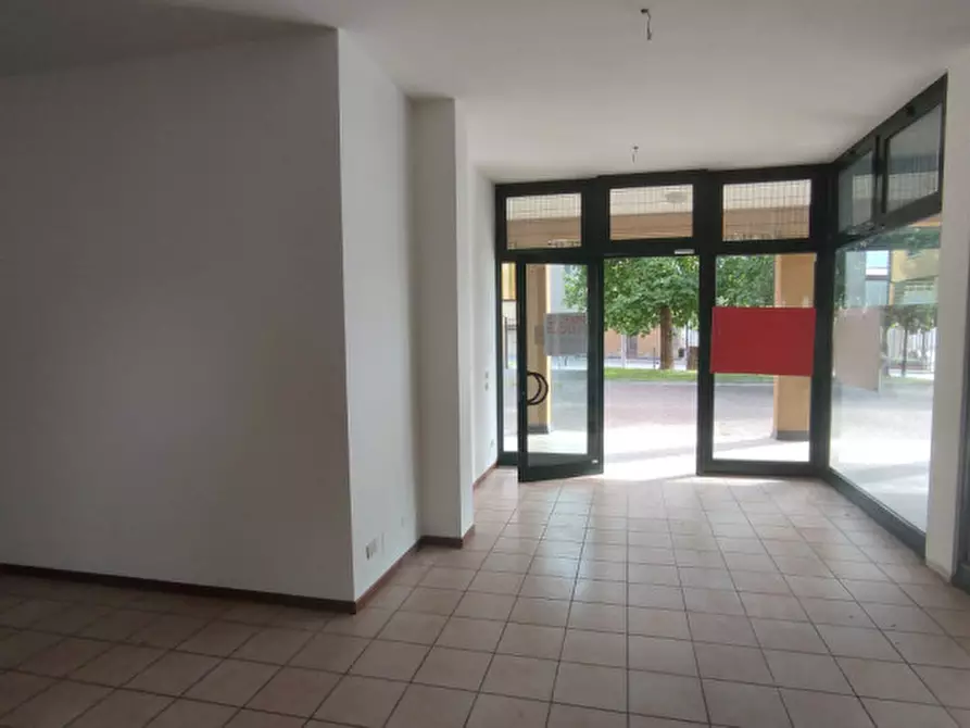 Immagine 8 di Negozio in affitto  in Piazzetta Carlo Cattaneo a Campo San Martino