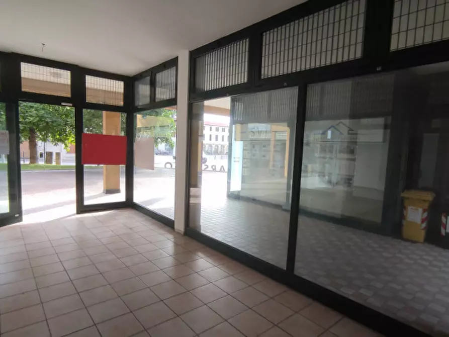 Immagine 9 di Negozio in affitto  in Piazzetta Carlo Cattaneo a Campo San Martino