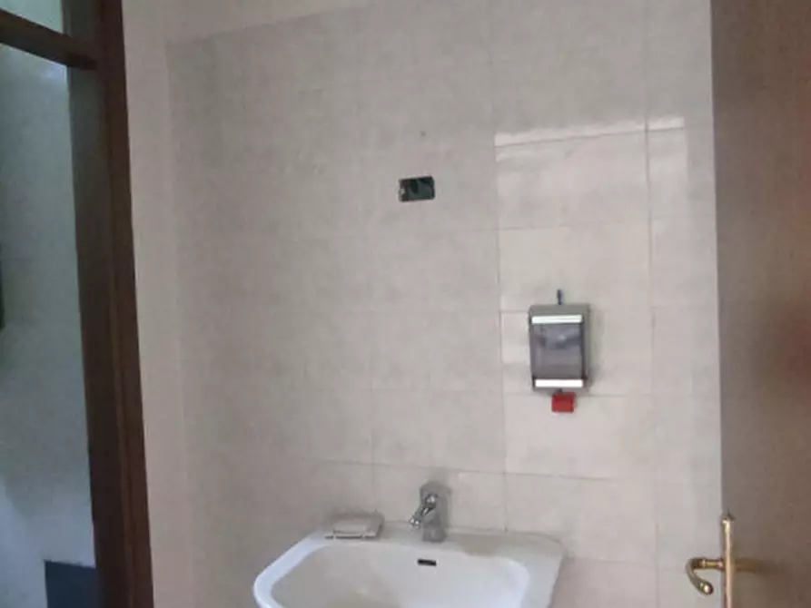 Immagine 10 di Negozio in affitto  in Piazzetta Carlo Cattaneo a Campo San Martino