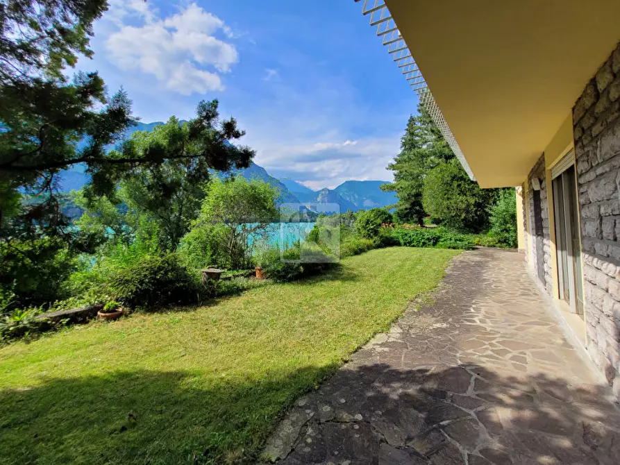 Immagine 5 di Villa in vendita  in via lungolago a Cavedine